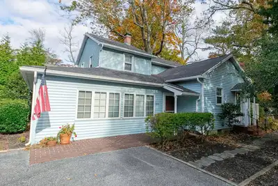 Image de Spacious 5-Bed Beach Cottage in The Pines – Walk to Shops, Dining & Beach!