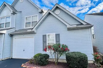 Image de Spacious Duplex with 3 Pools, Tennis Courts & Ensuite Bedroom in Eagles Landing