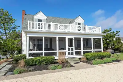 Image de Charming Oceanfront Cottage on Rehoboth Boardwalk – Walk to Town & Beach!