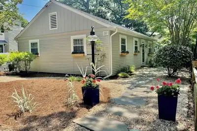 Image de Charming Coastal Cottage - Walk to Beach & Town, Private Deck, Outdoor Shower!