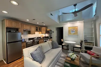 Image de Charming Coastal Cottage: 2 Bedrooms, Private Decks & Walk to Beach!