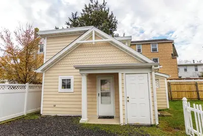 Image de Adorable Cottage Steps from Rehoboth Beach & Boardwalk – Prime Location!