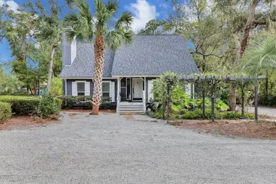 Image de Cozy three bedroom cottage near the May River with a pool and boat parking