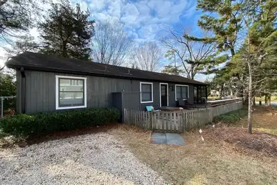 Image de Charming Dog-Friendly Cottage: 2 Blocks to Ocean, Porch, Deck & Trolley Access!