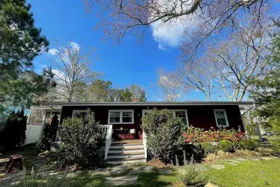 Image de Charming Dog-Friendly Beach Cottage w/ Porch & Yard – Walk to Trails!