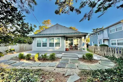 Image de Charming Ocean Block Cottage – Steps to Rehoboth Beach, 4 Bd, Porch & Parking!