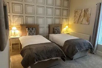 Image de Moon House 2 bed 2 Bathroom (sleeps 4). Crewe Town Centre House. With Sky Tv