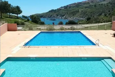 Image de T2 de 37 m² dans une crique protégée, terrasse, jardinet, vue montagne.