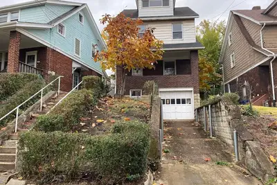 Image de Squirrel Hill home, sleeps 11. 10 min to Oakland & Downtown.