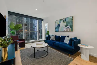 Image de Elegant 2 Bed Cbd Heated Pool Gym Sauna Balcony