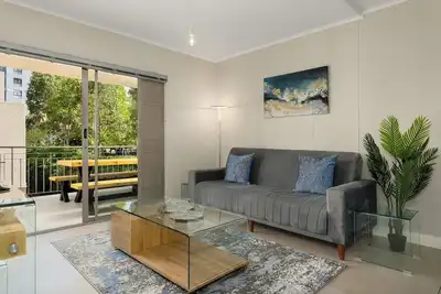 Image de Serene Escape in the Heart of Century City