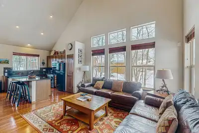 Image de Charming home with a cozy fireplace, family-friendly, and walk to lifts