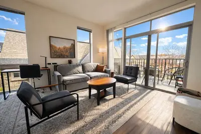 Image de Brady St Oasis - Walkable & Quiet Neighborhood + Private Balcony | Sleeps 5