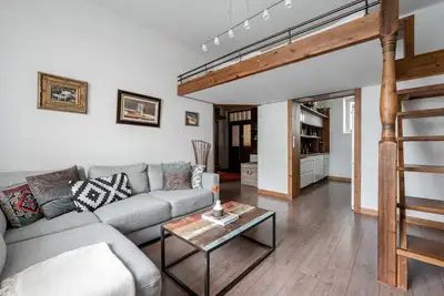 Image de Unique Downtown Apt with Steam Sauna & Parking