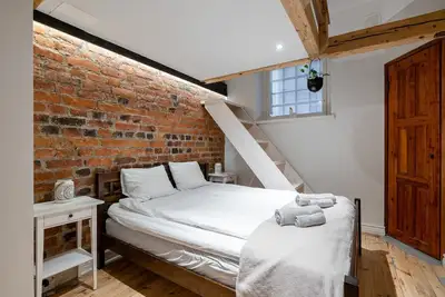 Image de Spacious apartment that hosts up to 10 guests with free parking