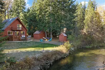 Image de Riverfront 3-bdr cabin w hot tub, fire pit, king beds for a perfect getaway