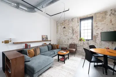 Image de Brewery District 2-Story 2br Apt Near Fiserv with Rooftop, Gym, and Parking