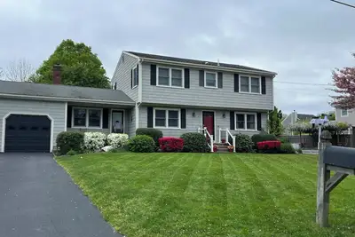 Entire Home with Pickleball Court - Portsmouth