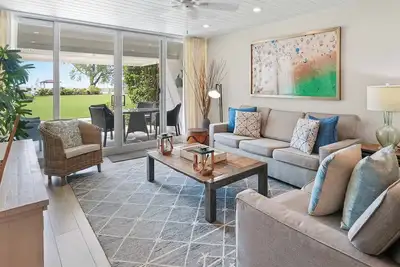 Image de Harbour Heights #32 Seven Mile Beach, Newly Renovated Ground Floor Oceanfront Condo