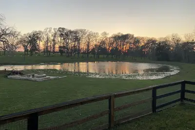 Image de 2-Br Country Cottage on rolling hills of Burton, 15 min from Round Top!