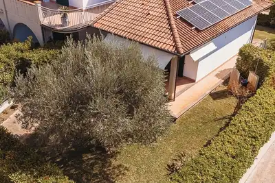Modern detached villa in residential area only 140 mt from the sea.