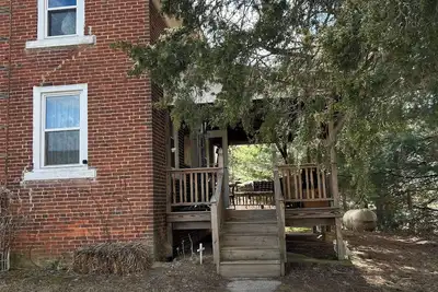 Image de 4-bedroom bed & breakfast in charming hideaway 1800's home!