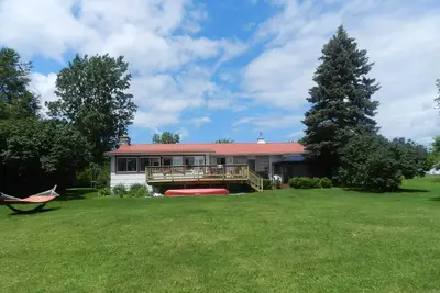 Image de Cozi 3 bedroom Lakefront Cottage with Private Beach