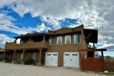 Image de Tranquil 7-bedroom house near the center of Taos