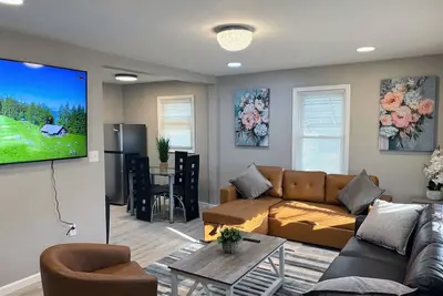 Image de Your Cozy Home Away From Home king bed, parking