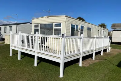 Image de Cosy 8 berth caravan at California Cliffs with decking and WiFi ref 50036h