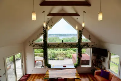 Image de River & Mountain Views from Jacuzzi - near Metro North Train Station