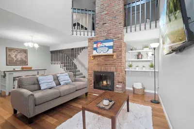 Image de Charming townhome in Aurora with Wi-Fi, 2 car attached garage and washer-dryer.