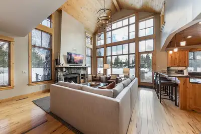Image de Old Greenwood  3-bedroom cabin with fitness room, private hot tub, ski shuttle