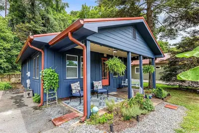 Image de Cheerful Cottage Retreat + Quick Downtown Access
