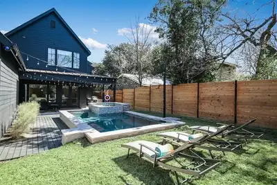 Image de Luxe Pool Oasis: Walk to Dining!