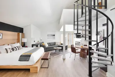 Image de Adventurer Loft Suite| King + King + Sofa Sleeper at Gravity Haus Jackson Hole