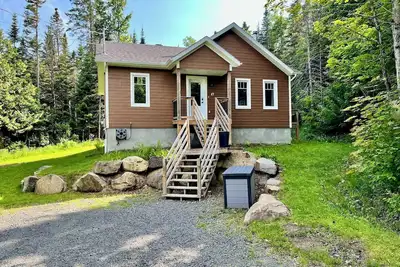 Image de Chalet Lunae -piscine -spa -boisé -salle de jeux - plein-air
