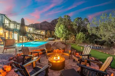 Image de Across Hiking Trails | Stunning Red Rock Views | Sleeps 18 | Pool, Pickleball, Hot Tub & Theater