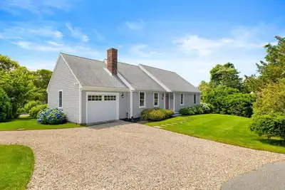 Image de 41 Poolside: 041-Cs  Coastal Retreat in Chatham – Modern Comfort & New Heated Pool