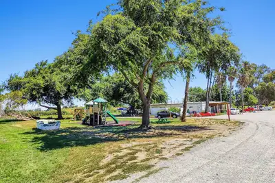 Image de Cozy 1 Bedroom Cabin, Sleeps 4, at Delta Shores Resort in Isleton.