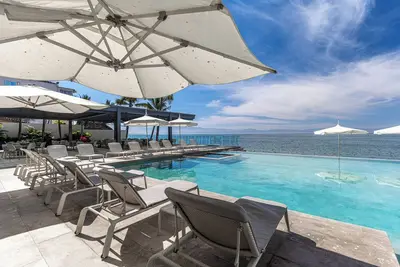 Image de 4-bed beachfront Lux Apartment