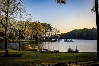 Image de Lakefront 5br Vacation Home w/Sunset Views, sandy beach, firepit, fishing dock