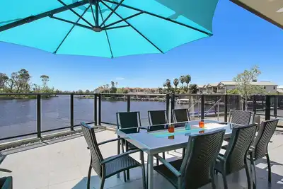 Image de Fabulous townshouse with access to the lagoon at Lake Mulwala. Walk to the clubs and enjoy jetty.