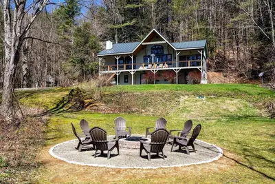 Image de Spacious Chalet Near Stratton and Mt. Snow w/Indoor Hot Tub, Fireplace, Firepit