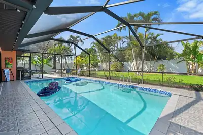 Image de Vacanza Rentals - Villa Beachy Breeze - Heated Pool Home in Cape Coral