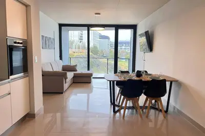 Image de 2-bedroom apartment with balcony, sea and port view