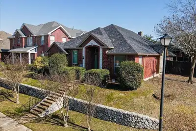 Image de Walk to the Rockwall Harbor from this 3-bedroom 2 bath 1 Story home in Rockwall.