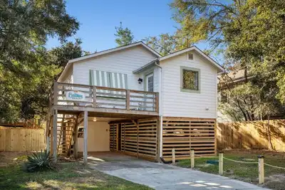 Image de It's Britney Beach! Pet Friendly Bungalow-Hot Tub!