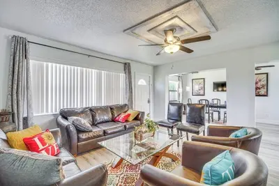 Image de Family-Friendly 4br Home: Full Kitchen, Near Beach