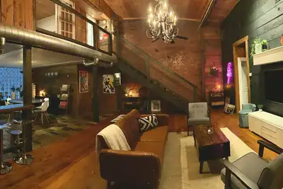 Image de Supercool 2-Bedroom Modern Rustic Loft in Downtown Eatonton, Near Lake Oconee